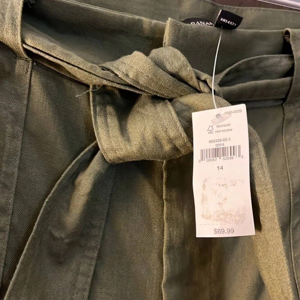 Banana Republic linen blend dark green pants with tie at the waist. Size 14 NWT